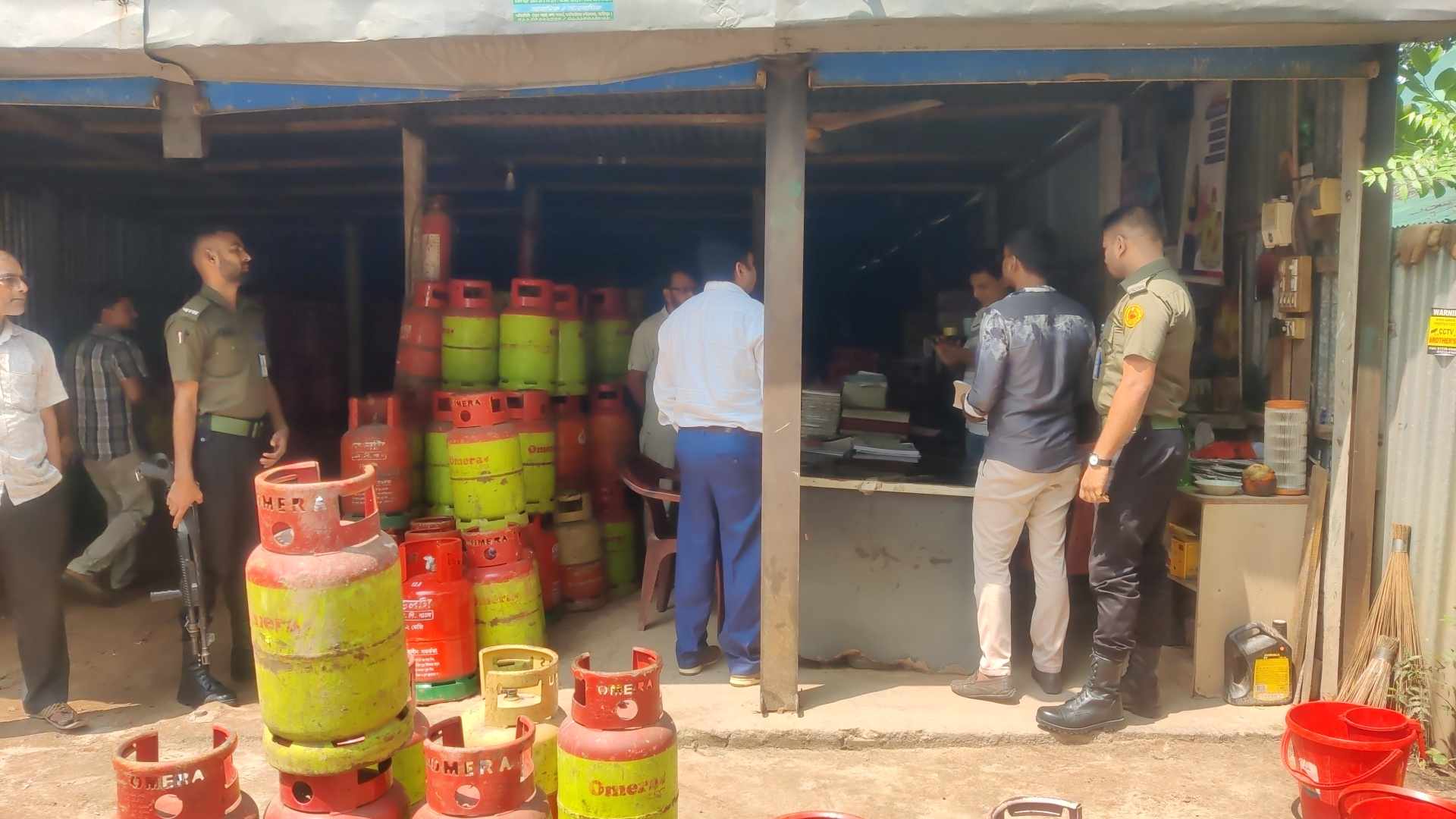 কালিয়াকৈরে ভ্রাম্যমাণ আদালতের অভিযানে গ্যাস সিলিন্ডার দোকানে জরিমানা