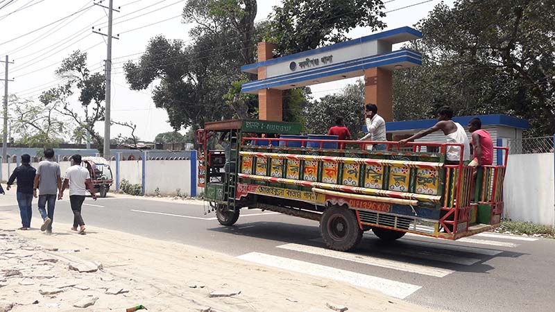 কালীগঞ্জে মহাসড়ক দাপিয়ে বেড়াচ্ছে অবৈধ যান, আতঙ্কে পথচারীরা