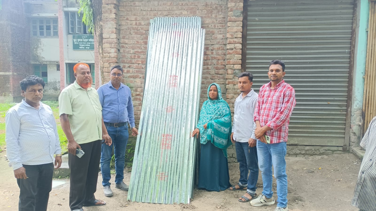 কাউনিয়ায় ঝড়ে ক্ষতিগ্রস্ত অসহায় পরিবারের মাঝে ঢেউটিন বিতরণ