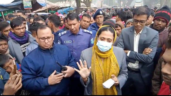 কাউনিয়ায় বাসের ধাক্কায় অটোচালক নিহত, আড়াই ঘণ্টা মহাসড়ক অবরোধ