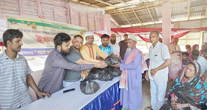 কাউনিয়ায় পাশে আছি’র খাদ্যসামগ্রী বিতরণ