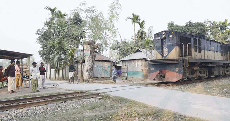 ঝুঁকি নিয়েই চলাচল: কাউনিয়ায় অরক্ষিত ১১টি রেল ক্রসিং এখন মরন ফাঁদ!