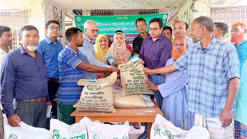 কাউনিয়ায় কৃষি প্রণোদনার ধান ও পেঁয়াজ বীজসহ সার বিতরণ