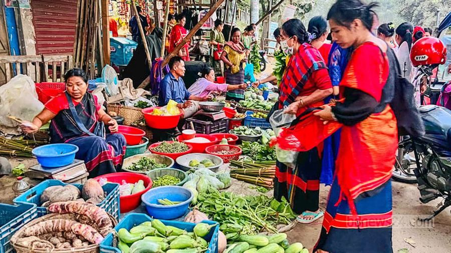 পাহাড়ে কৃষিক্ষেত্র থেকে শুরু শাক-সবজি বেচাকেনায় নারীদের ভূমিকা অতুলনীয়