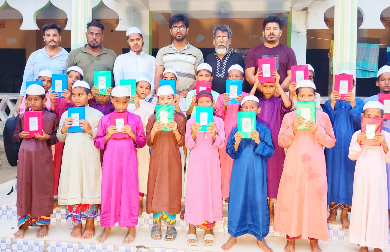 খালেদা জিয়া ও মোহাম্মদ শাহজাহানের রোগমুক্তি কামনায় নোয়াখালীতে কোরআন বিতরণ