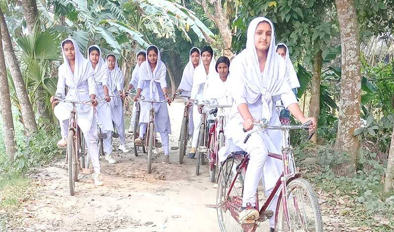 হোসেনপুর-চরটেকী-পাকুন্দিয়া সড়ক পাকা না হওয়ায় জনদুর্ভোগ