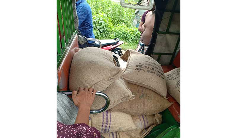 কলারোয়ায় ভিজিএফ’র ৬৩০ কেজি চাল পাচারকালে জনগণের হাতে আটক