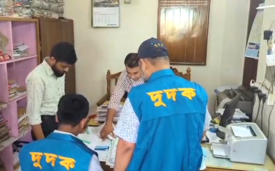 কুমিল্লা বিআরটিএ অফিসে দুদকের অভিযান