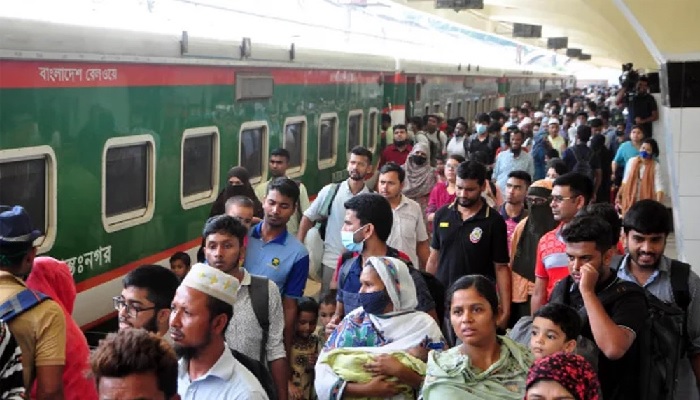 কমলাপুরে উপচে পড়া ভিড়, বিলম্বে ছাড়ছে ট্রেন