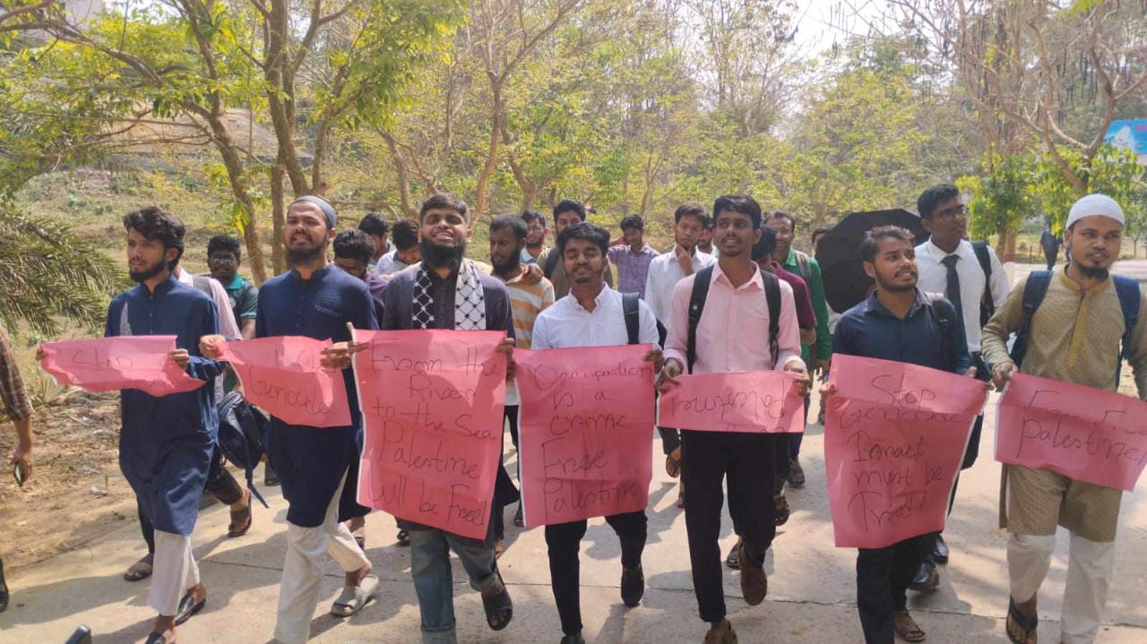 ফিলিস্তিনে হামলার প্রতিবাদে কুবিতে বিক্ষোভ মিছিল