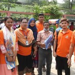 নার্সিং ও মিডওয়াইফারি ভর্তি পরীক্ষায় অভিভাবকদের মাঝে পানি ও সেলাইন বিতরণ