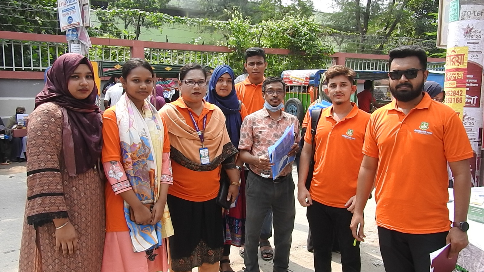 নার্সিং ও মিডওয়াইফারি ভর্তি পরীক্ষায় অভিভাবকদের মাঝে পানি ও সেলাইন বিতরণ