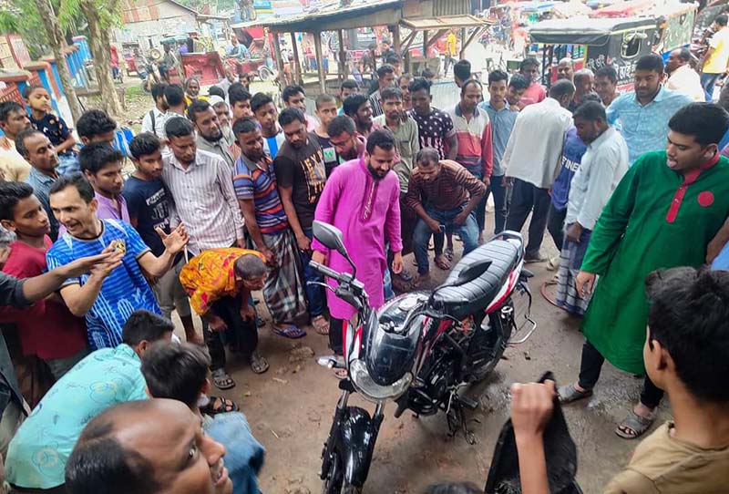 কুড়িগ্রামে চলন্ত মোটরসাইকেলে বিষাক্ত সাপ, প্রাণে বাঁচলো চালক