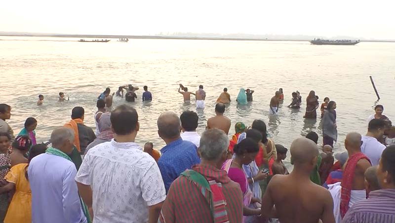 কুড়িগ্রামের ব্রহ্মপুত্র নদে লক্ষাধিক সনাতন ধর্মাবলম্বীর অষ্টমির স্নান