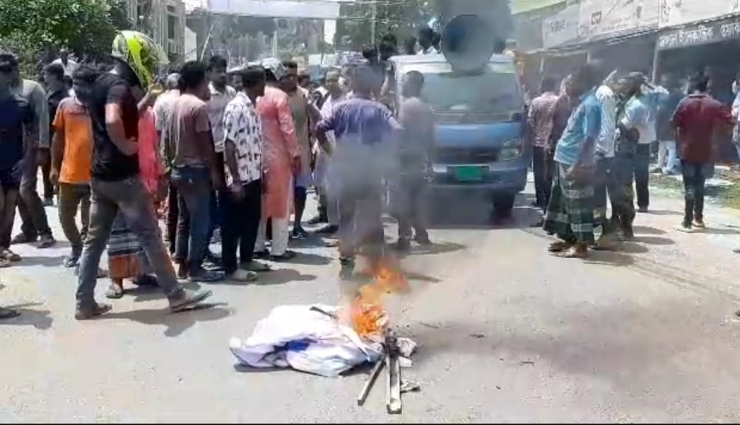 কুড়িগ্রামে জাতীয় পাটির পদবনঞ্চিতদের সড়ক অবরোধ করে বিক্ষোভ মিছিল