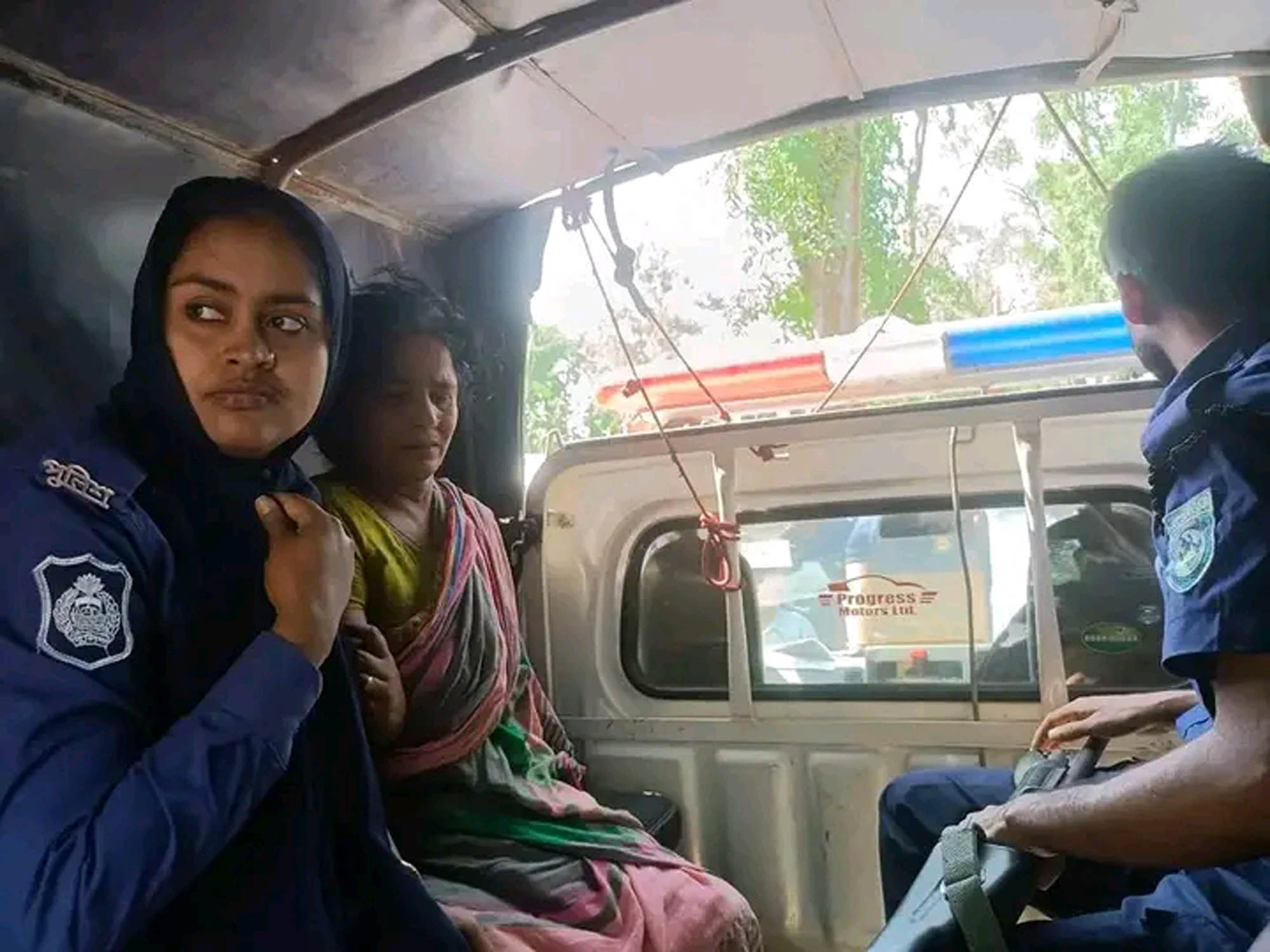 স্বামীর সাথে ঝগড়ার সময় কোরআন ছুঁড়ে ফেলায় কুড়িগ্রামে ফুঁসে উঠেছে মুসলমানরা, নারী আটক