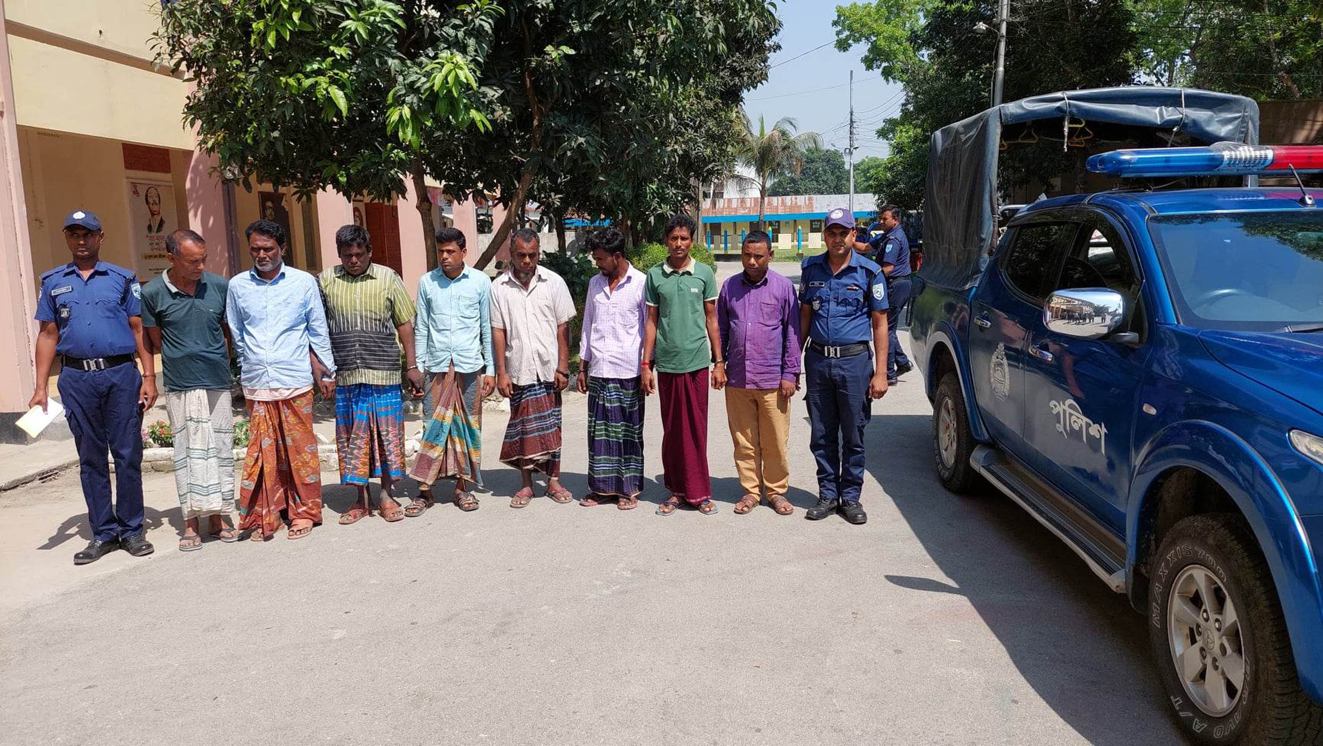 কুড়িগ্রামে জুয়া খেলার সরঞ্জাম ও টাকাসহ ৮ জুয়ারি গ্রেফতার