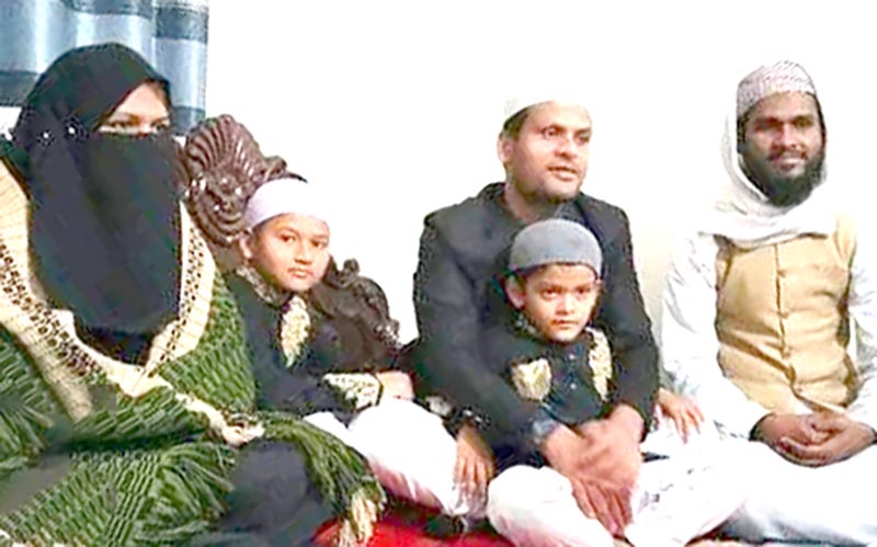 দৌলতপুরে মুসলমান হলেন এক পরিবারের সাত সদস্য