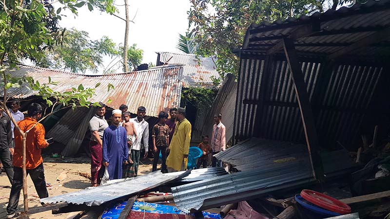 লক্ষ্মীপুরে টর্নেডোর আঘাতে লন্ডভন্ড ১০টি ঘরবাড়ি ও গাছপালা