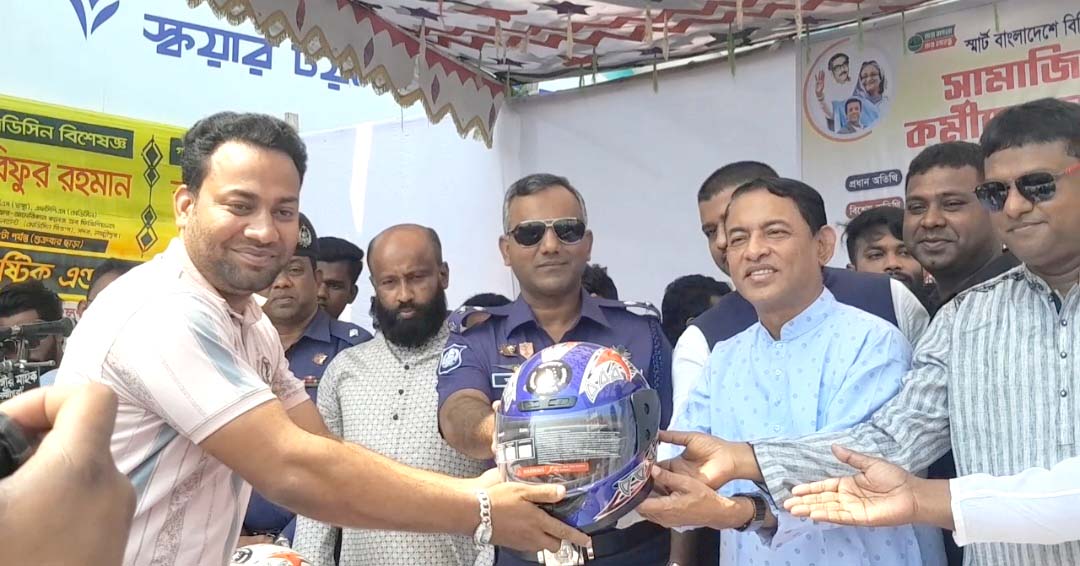 লক্ষ্মীপুরে ছাত্রলীগ নেতাকর্মীদের মাঝে হেলমেট বিতরণ