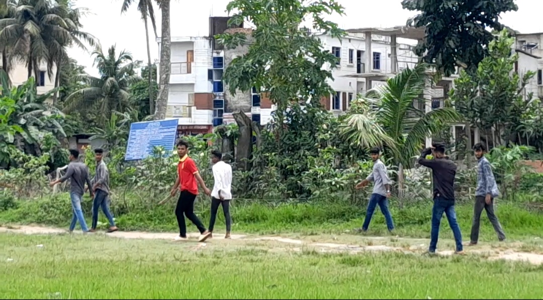 প্রকাশ্যে দুই শিক্ষার্থীকে পেটালো কিশোর গ্যাংয়ের সদস্যরা