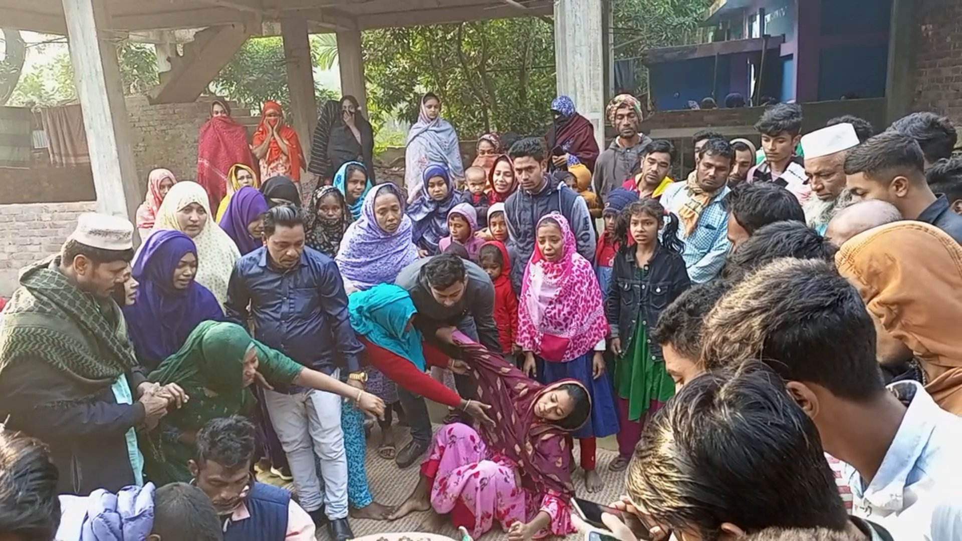 রোগ সহ্য না করতে পেরে গলায় ফাঁস দিয়ে আত্মহত্যা!