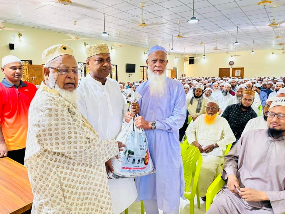 চার শতাধিক ইমাম-মুয়াজ্জিনদের মাঝে ইফতার সামগ্রী বিতরণ