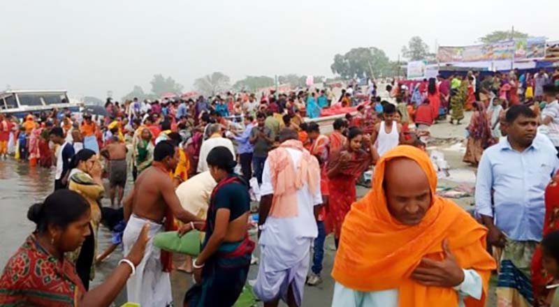 মানিকগঞ্জে আড়াইশ বছরের ঐতিহ্য বারুণীর স্নান ও গ্রাম‍্য মেলা