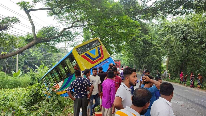 মানিকগঞ্জে বাস-ট্রাকের ত্রিমুখী সংঘর্ষ, গুরুতর আহত ২