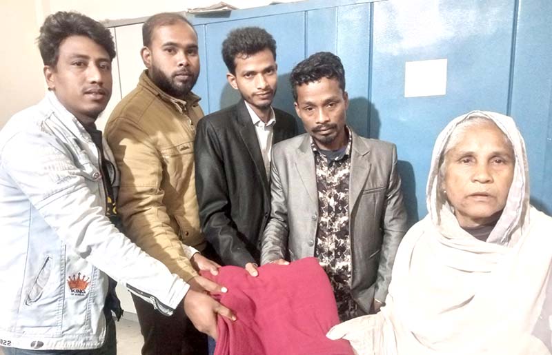 চিলাহাটিতে শীতার্ত মানুষের পাশে মানবতার দেয়াল