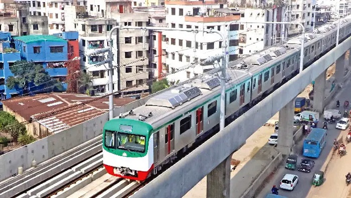 মেট্রোরেল বিপর্যয়: বন্ধ আগারগাঁও-শাহবাগ রুট, যাত্রীদের চরম দুর্ভোগ