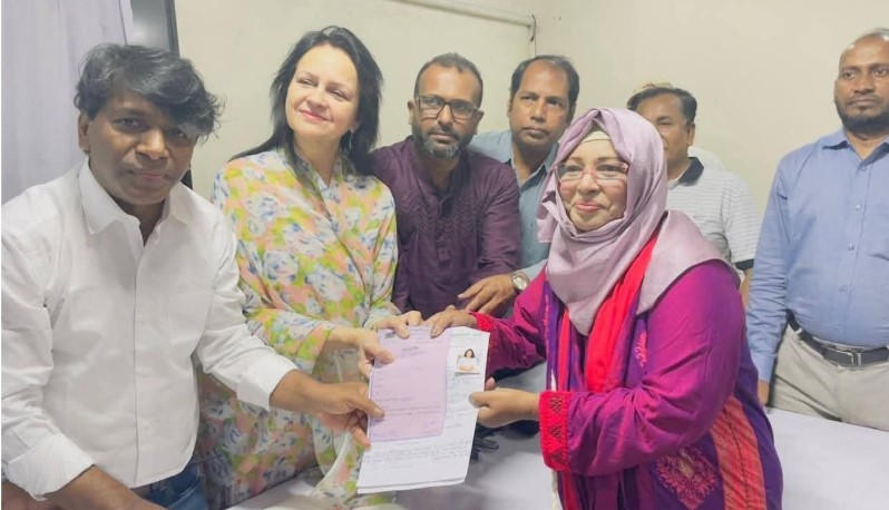 নয়াপল্টনে বিএনপির কার্যালয়ে সংরক্ষিত নারী আসনে মনোনয়ন ফরম জমা দিলেন মিরা খাঁন