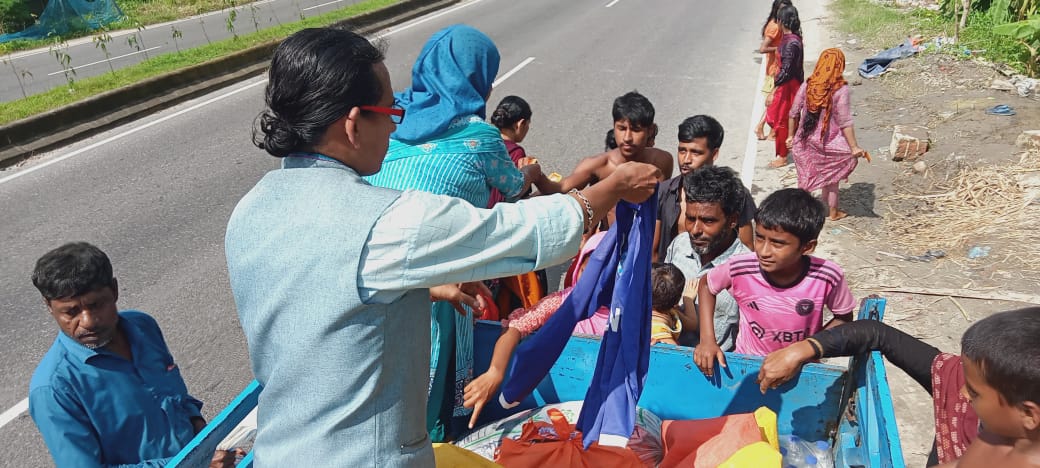 বন্যার্তদের মাঝে নতুনধারার ত্রাণ বিতরণ