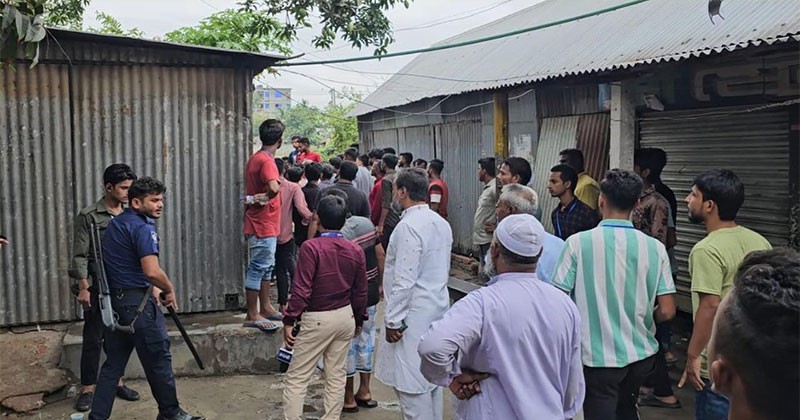 ভোটকেন্দ্রে পুলিশকে মারধর, সাংবাদিকের উপর হামলা