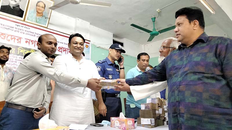 নবাবগঞ্জে ৪১টি এতিমখানায় দুই কোটি নয় লাখ টাকা বিতরণ