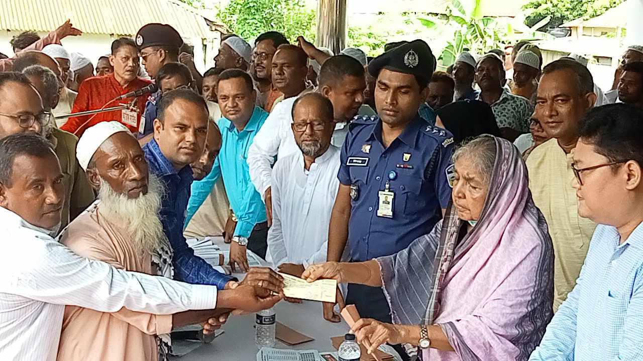 নিজ এলাকার সব ধর্মীয় প্রতিষ্ঠানে অনুদানের চেক দিলেন মতিয়া চৌধুরী