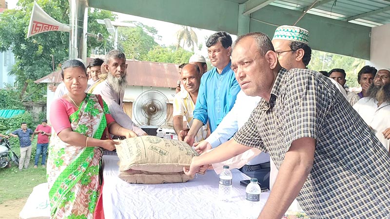 নালিতাবাড়ীতে কৃষকদের মাঝে আমন বীজ ও সার বিতরণ