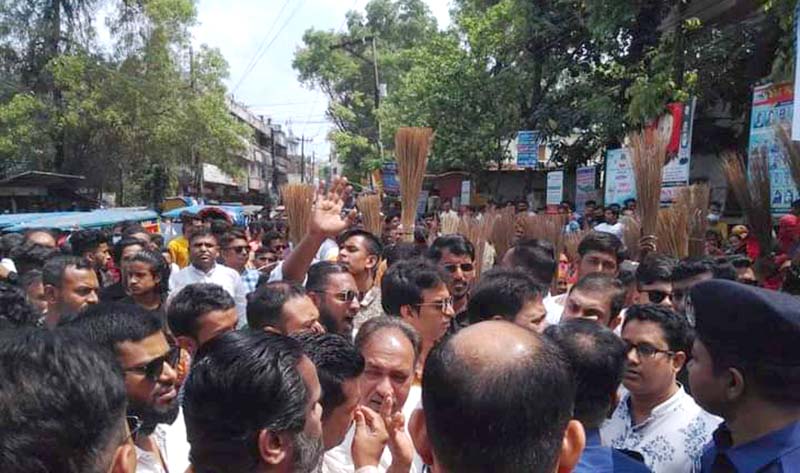 মানিক কমিশনার হত্যার প্রধান আসামী কামরুলের ফাঁসির দাবিতে বিক্ষোভ