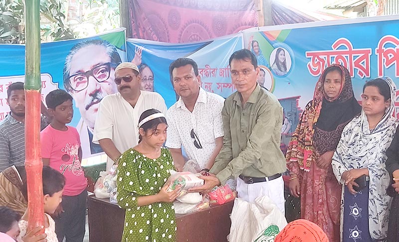 নাটোরের বড়াইগ্রামে প্রতিবন্ধীদের মাঝে ঈদসামগ্রী বিতরণ
