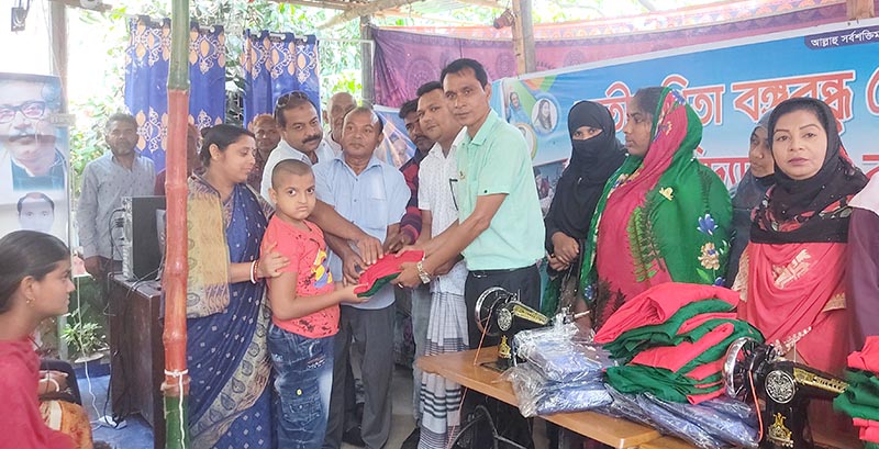 বড়াইগ্রামে প্রতিবন্ধী শিক্ষার্থীদের মাঝে বিনামূল্যে স্কুল ড্রেস বিতরণ