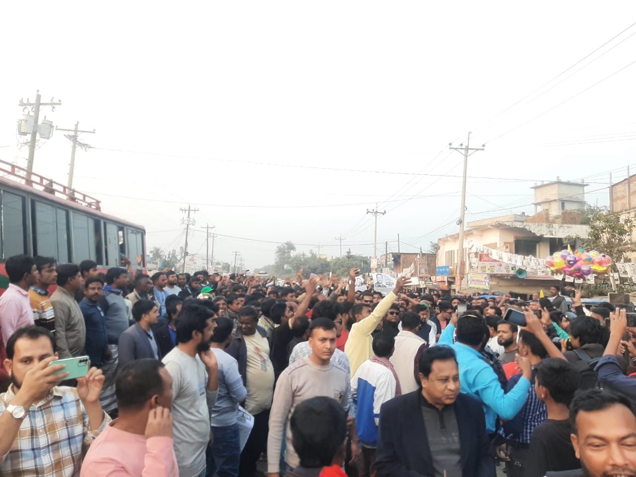 বড়াইগ্রামে আচরণবিধি লঙ্ঘন করে রাস্তায়  স্বতন্ত্রপ্রার্থীর শোভাযাত্রা