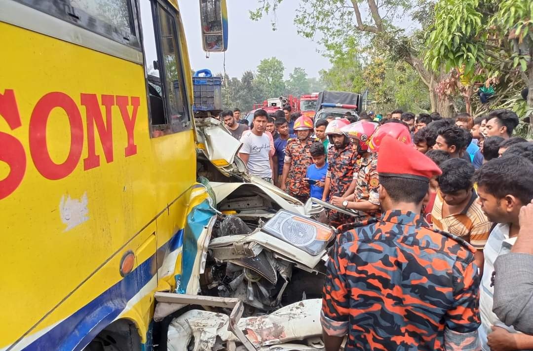 বড়াইগ্রামে বাস-পিকআপের মুখোমুখি সংঘর্ষে নিহত ১