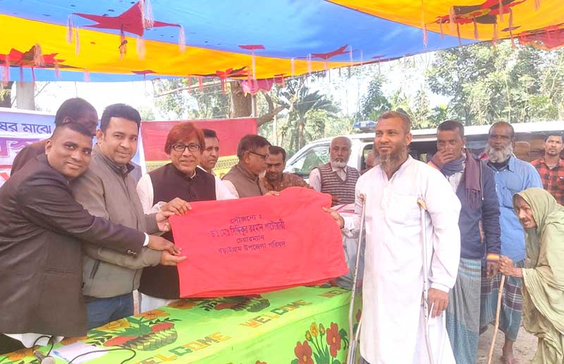 নাটোরে শীতার্ত মানুষদের মাঝে কম্বল বিতরণ