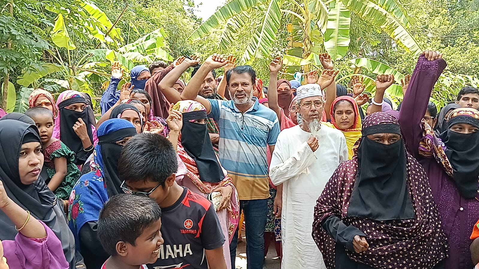 নেছারাবাদে এনজিওর বিরুদ্ধে টাকা আত্মসাতের অভিযোগ, গ্রাহকদের বিক্ষোভ