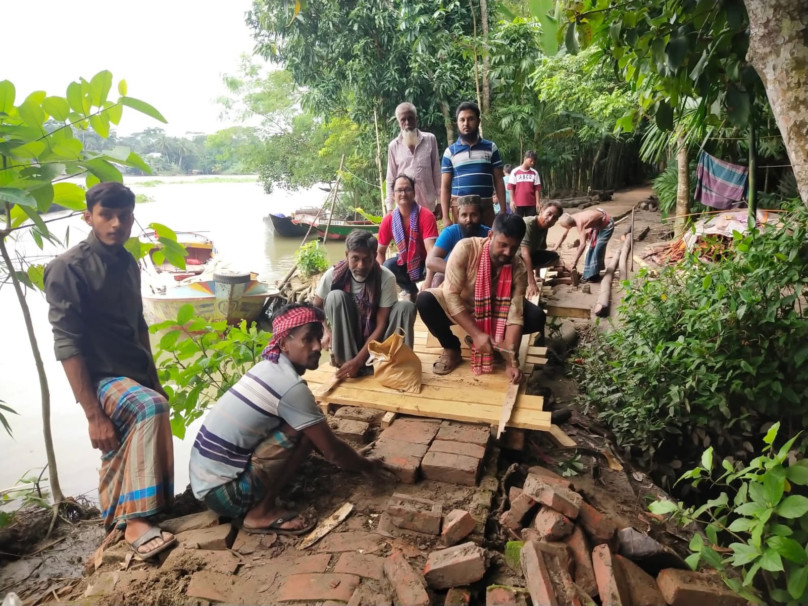 নেছারাবাদে স্বেচ্ছাশ্রমে ভাঙা পুল ও রাস্তা সংস্কার, ফিরছে স্বস্তি