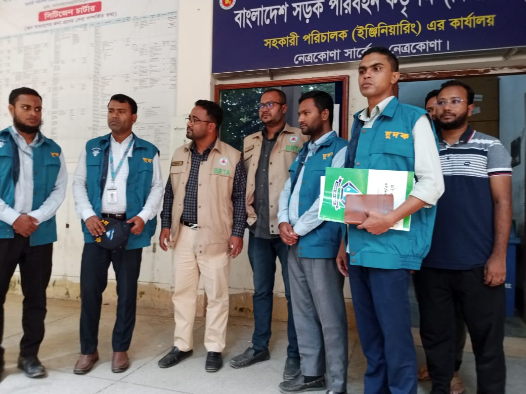 নেত্রকোনায় বিআরটিএ কার্যালয়ে দুর্নীতিবিরোধী দুদকের অভিযান