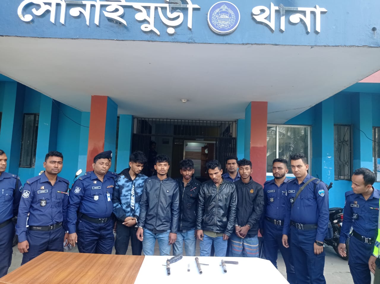 নোয়াখালীতে আগ্নেয়াস্ত্র ও চোরাই মোটরসাইকেলসহ গ্রেফতার ৫