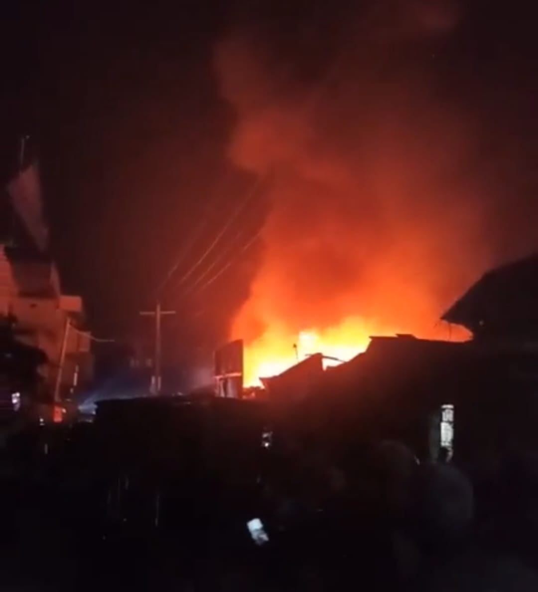 নোয়াখালীতে শর্টসার্কিটের আগুনে পুড়ল ১০ দোকান
