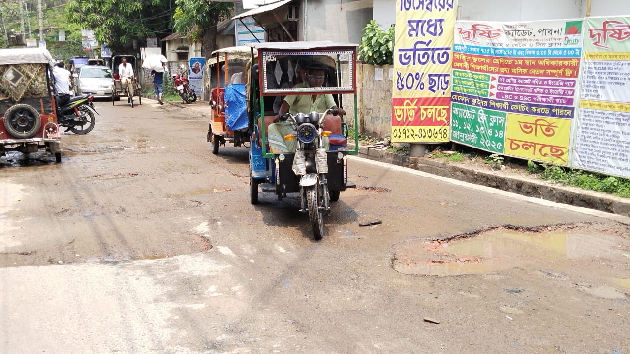 সংস্কারের অভাবে বেহাল অবস্থায় পাবনা সদর হাসপাতালের সড়কটির