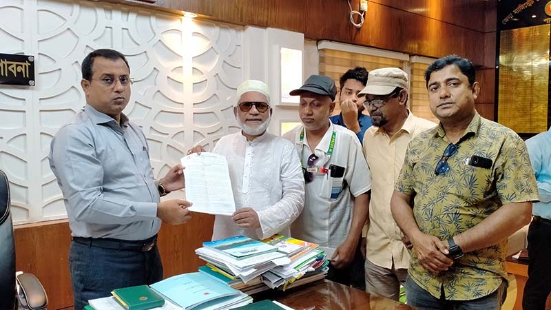 পাবনায় সাংবাদিকের বিরুদ্ধে অপপ্রচারকারীদের গ্রেফতারের দাবিতে স্মারকলিপি